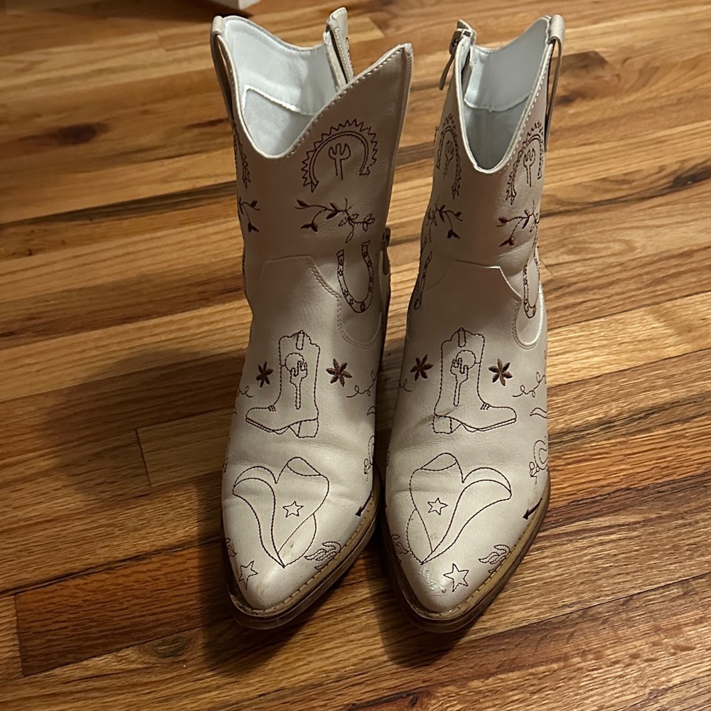 Global Win Cream Embroidered Ankle Boots